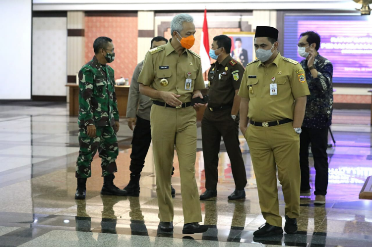 TEGAS: Gubernur Jateng Ganjar Pranowo dan Wagub Taj Yasin Maimoen usai rapat dengan jajaran penyelenggara pemilu dan instansi terkait di Gradhika Bhakti Praja baru-baru ini. (DOK. LINGKAR JATENG)