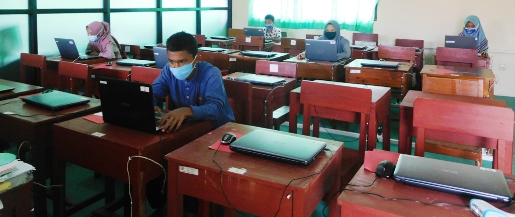 UJIAN: Siswa SMP 2 Dawe saat malakukan PAS daring di sekolah, kemarin. (NISA HAFIZHOTUS SYARIFA/LINGKAR JATENG)