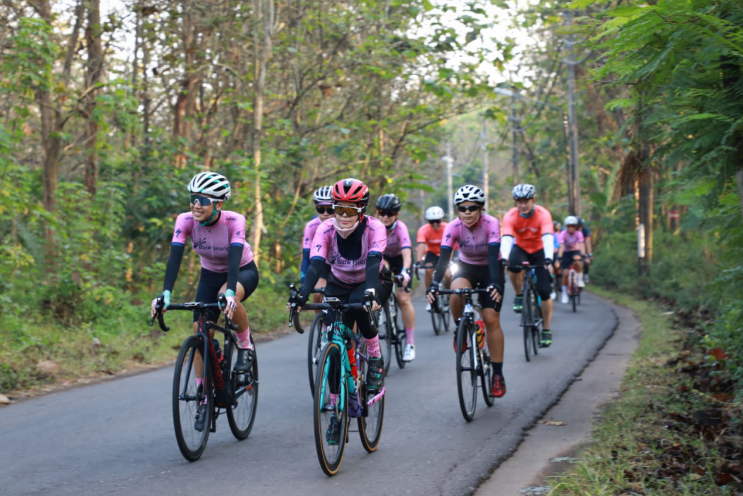 BERSEMANGAT: Nirina Zubir dan suami Ernest Fardiyan Syarif bersama Gubernur Jateng Ganjar Pranowo dan Siti Atikoh saat gowes Tour de Borobudur (TDB) 2020. Menempuh jarak dari Semarang ke Candi Borobudur di Magelang.(DOK. LINGKAR JATENG)