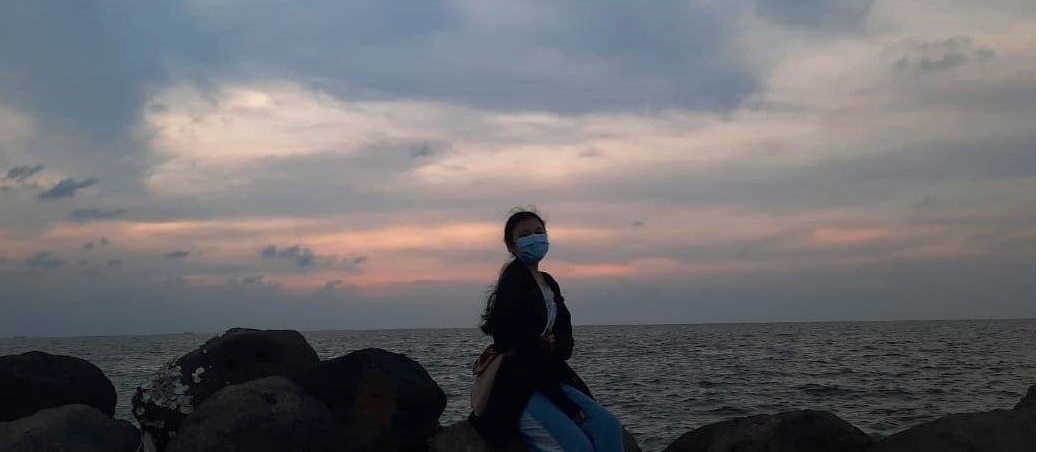 Salah satu wisatawan Nampak berswafoto dengan latar belakang senja dan ombak di Wisata Pantai Marina baru-baru ini. (RISCA KRISDAYANTI/LINGKAR JATENG)