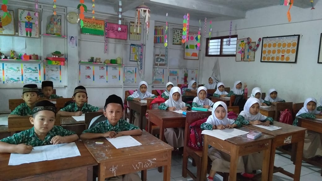 BELAJAR: Kegiatan pembelajaran siswa di MI Miftahul Huda 4 sebelum pandemi covid-19. (NISA HAFIZHOTUS SYARIFA/LINGKAR JATENG)