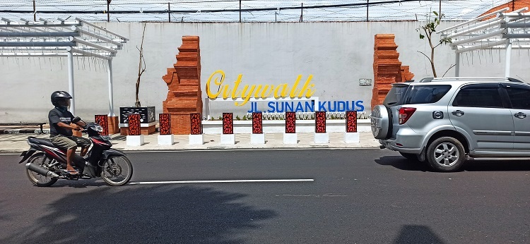 SEPI: City Walk Sunan Kudus nampak masih sepi, hanya ada kendaraan yang lalu lalang di jalan raya. (NISA HAFIZHOTUS SYARIFA/LINGKAR JATENG)
