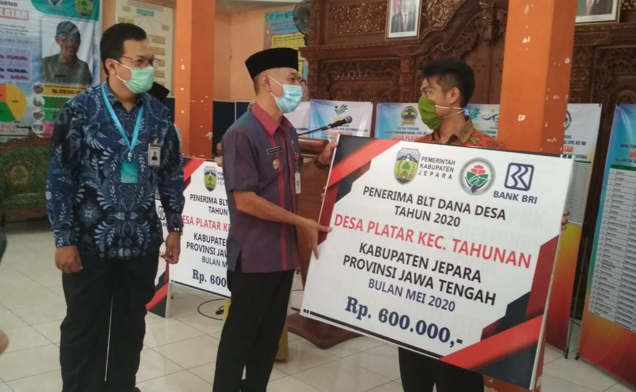 PENYALURAN: Bupati Jepara Dian Kristiandi (tengah) saat melaunching sekaligus menyalurkan BLT Kabupaten tahap I di Desa Platar, Tahunan, beberapa waktu lalu. (MIFTAHUL UMAM/LINGKAR JATENG)