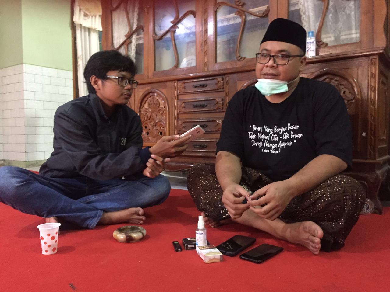 RAMAH: Gus Hanies (kanan) saat diwawancarai wartawan Lingkar Jateng belum lama ini. (DOK. LINGKAR.CO)