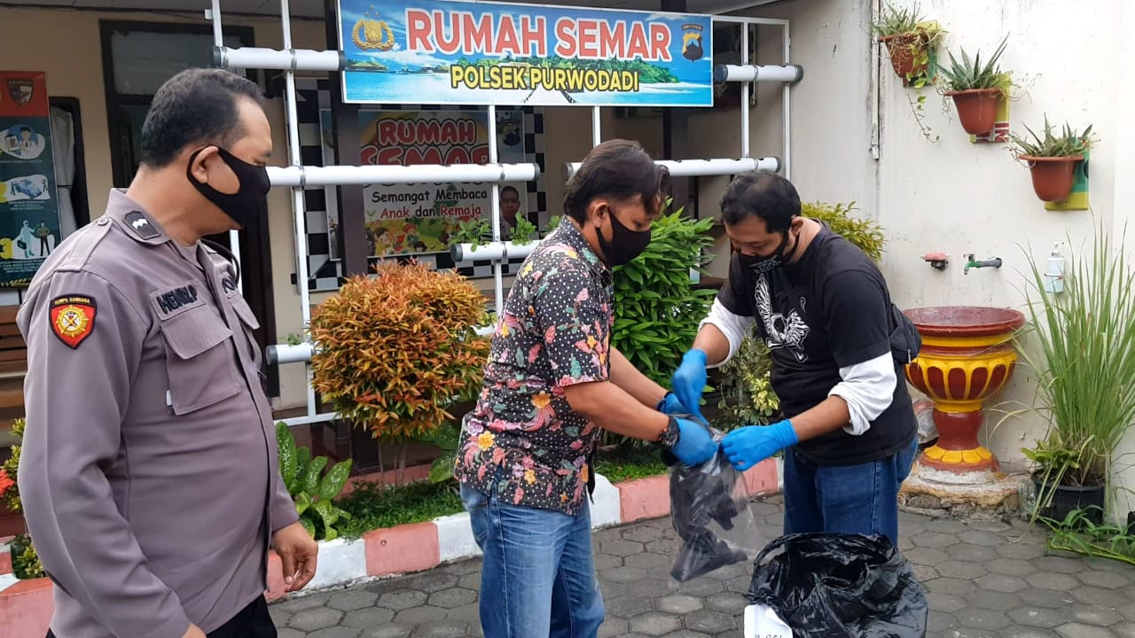 BEKUK: Polisi saat mengamankan pelaku dan barang bukti di Mapolsek Purwodadi Minggu (20/12). (MUHAMAD ANSORI/LINGKAR JATENG)