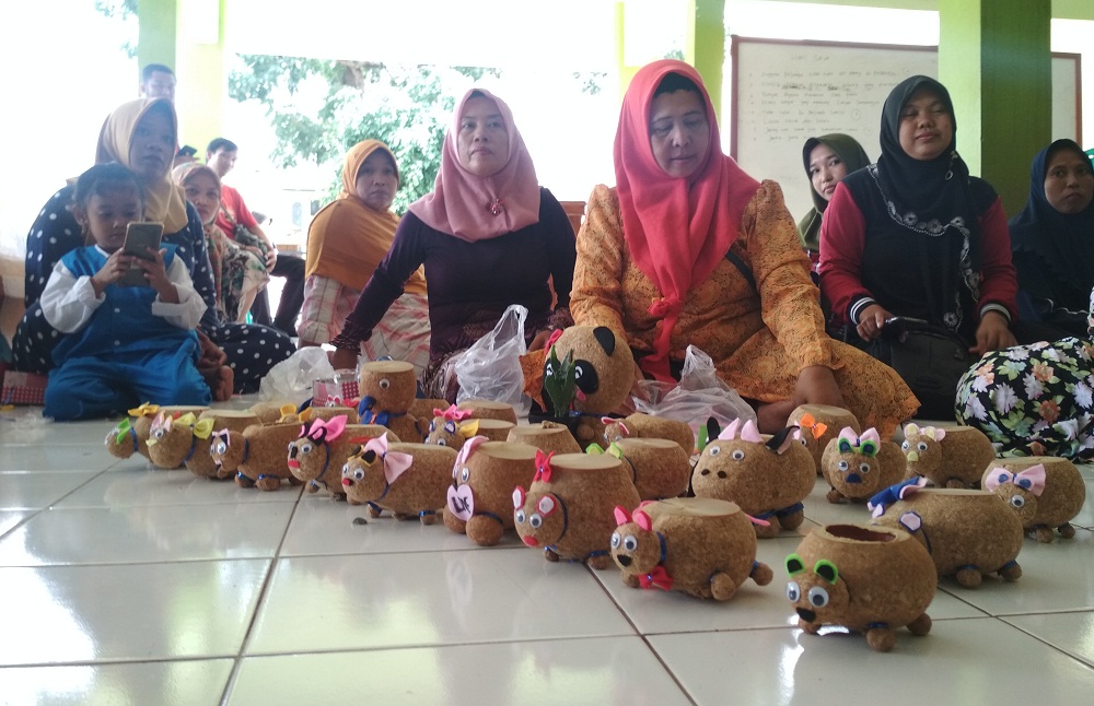 PELATIHAN: Sejumlah ibu rumah tangga di Desa Krapyak saat mendapatkan pelatihan membuat boneka serbuk kayu dari mahasiswa KKN, sebelum adanya pandemi Covid-19 beberapa waktu lalu. (MIFTAHUL UMAM/LINGKAR JATENG)