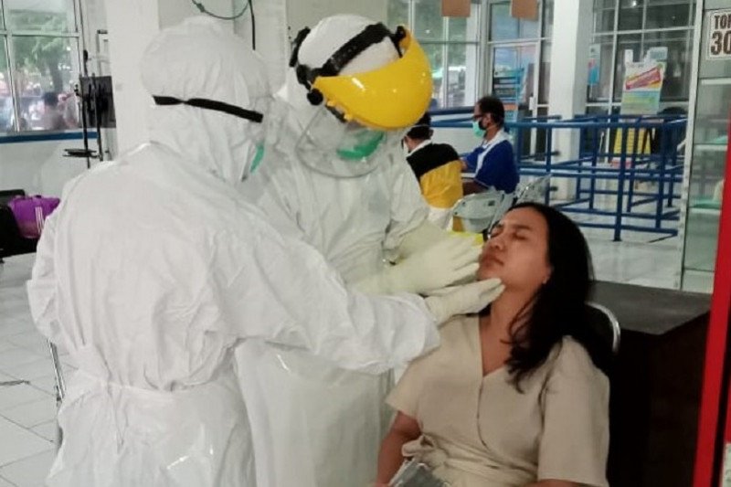 Seorang warga yang hendak ke Karimunjawa, Kecamatan Karimunjawa, Kabupaten Jepara, Jawa Tengah, menjalani tes cepat (rapid test) antigen untuk memastikan tidak ada virus corona di Pelabuhan Jepara, Jumat (25/12). (ANTARA/LINGKAR.CO)