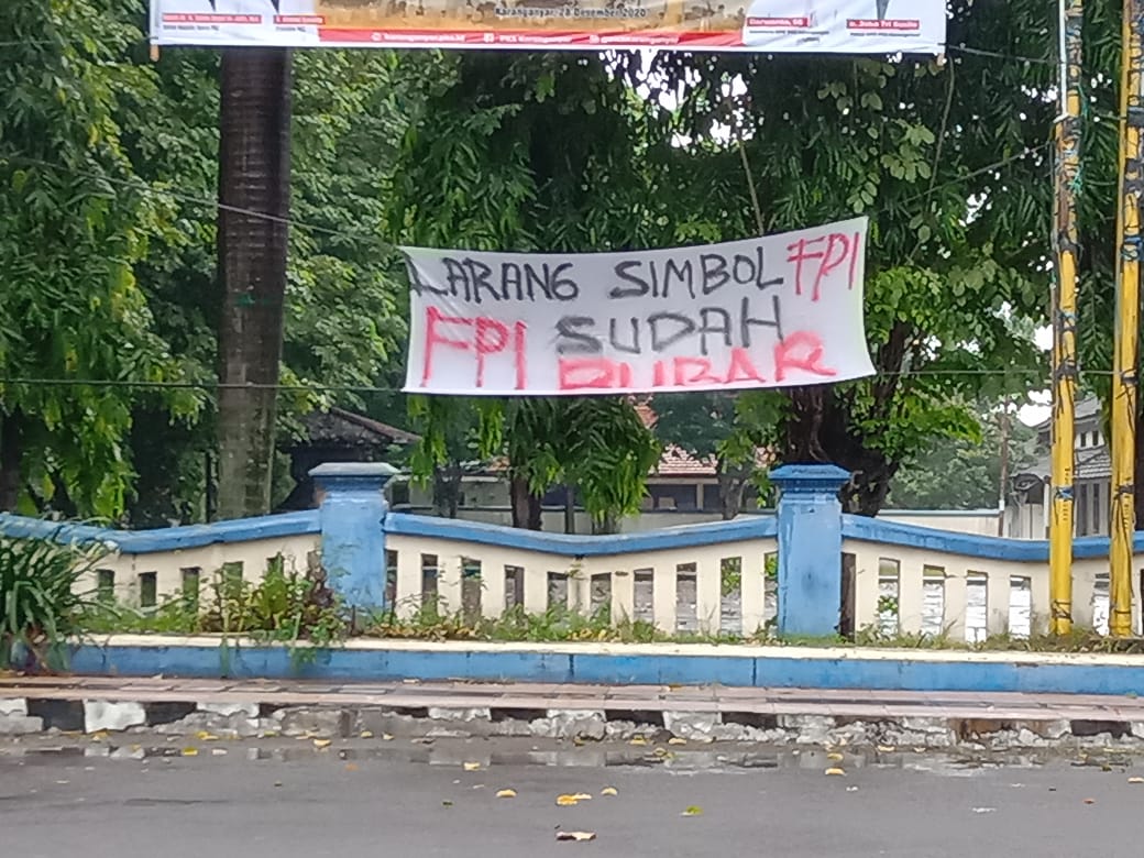 TEGAS: Spanduk larangan adanya simbol FPI dipasang di Jalan Kapten Mulyadi, Karanganyar.(PUJOKO/LINGKAR.CO)