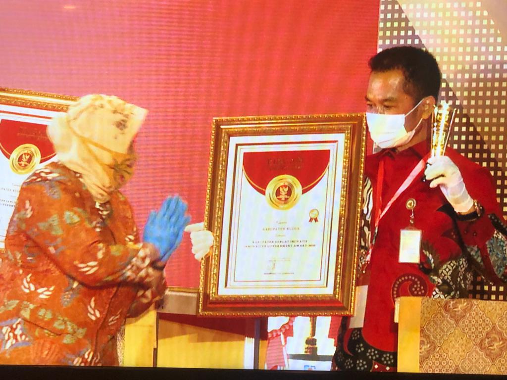 Pelaksana Tugas (Plt.) Bupati Kudus Dr. Hartopo menerima penghargaan tersebut di Ballroom Hotel Sultan, Jakarta, Jumat (18/12). (DIMAS ELSHIHAB/LINGKAR.CO)