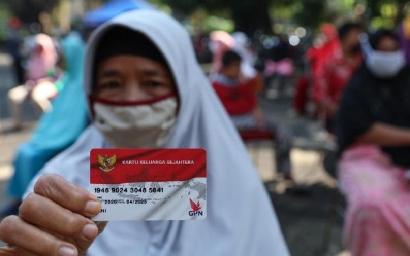 Salah satu warga menunjukkan kartu identitas guna pemutakhiran data bansos belum lama ini. (ANTARA/LINGKAR.CO)