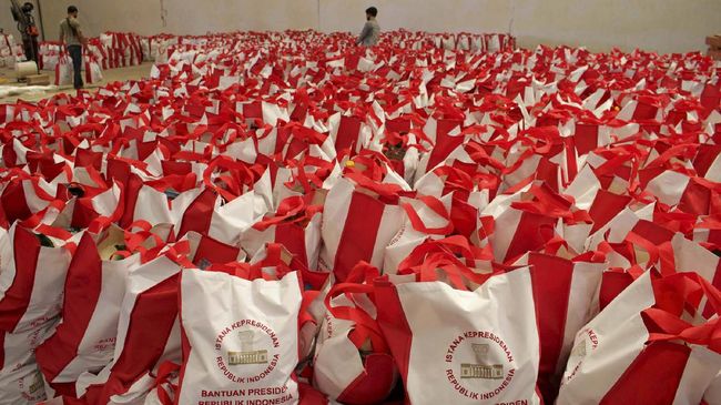 Polisi memeriksa kejelasan status kepemilikan lebih dari 50 ribu paket bansos yang terbengkalai di gudang kawasan Industri Pulogadung. (ANTARA/LINGKAR.CO)
