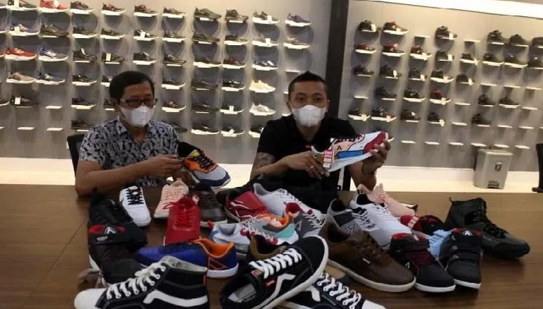 LIHATKAN : Pemilik PT ADCO Pakis Mas Klaten, Aditya Caesarico (Kanan) saat memperlihatkan sepatu produksinya pada masa pendemi Covid-19, di Pabrik sepatu Aero Street Desa Bentangan, Klaten, Senin (21/12). (ANTARA / LINGKAR JATENG )