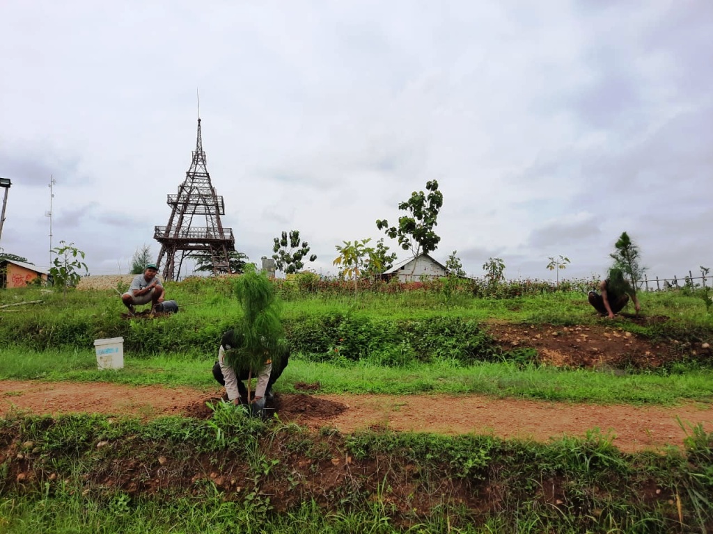 TANAM : Sejumlah warga bersama bhabinkamtibmas setempat tengah menanam pohon cemar untuk menambah daya tarik Wisata Bukit Kunci. (ISTIMEWA / LINGKAR JATENG)