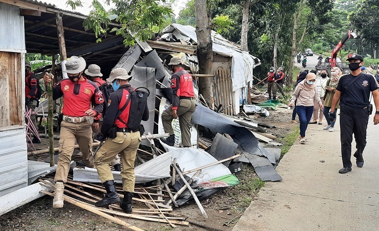 HANCUR: Bangunan lapak liar di Kelurahan Sekaran dirobohkan oleh Satpol PP. (DOK. LINGKAR JATENG)