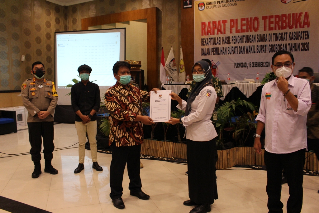 PENGHITUNGAN: Rapat pleno terbuka rekapitulasi hasil penghitungan suara di tingkat kabupaten di Purwodadi Rabu kemarin. (MUHAMAD ANSORI/LINGKAR JATENG)