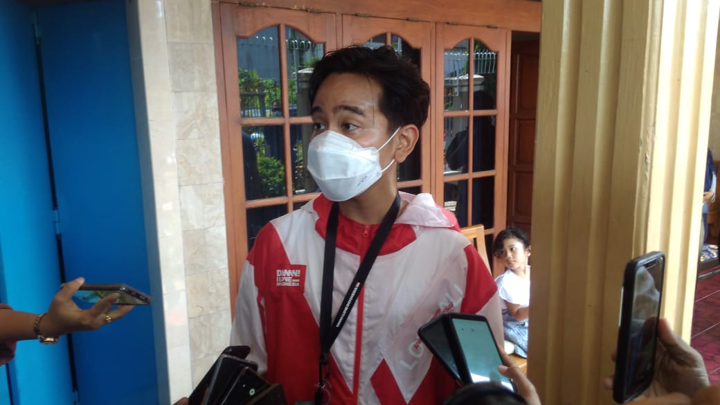 Gibran Rakabuming Raka memberikan klarifikasi terkait kabar terlibatnya dalam kasus korupsi Mensos dalam sela-sela blusukan dirinya di Surakarta (Senin, 21/12). (GALUH SEKAR KINANTI/LINGKAR JATENG)