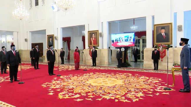Lima Menteri baru pria memakai jas hitam dan Risma memilih berkebaya. (ANTARA/LINGKAR.CO)