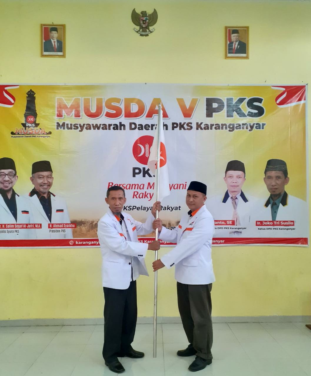 Pergantian -Serah terima estafet kepemimpinan DPD PKS Karanganyar dari ketua lama, Joko Trisusilo (kiri) kepada Anwar Susilo (kanan) dalam Musda V PKS Karanganyar, baru-baru ini. (PUJOKO/LINGKAR JATENG)