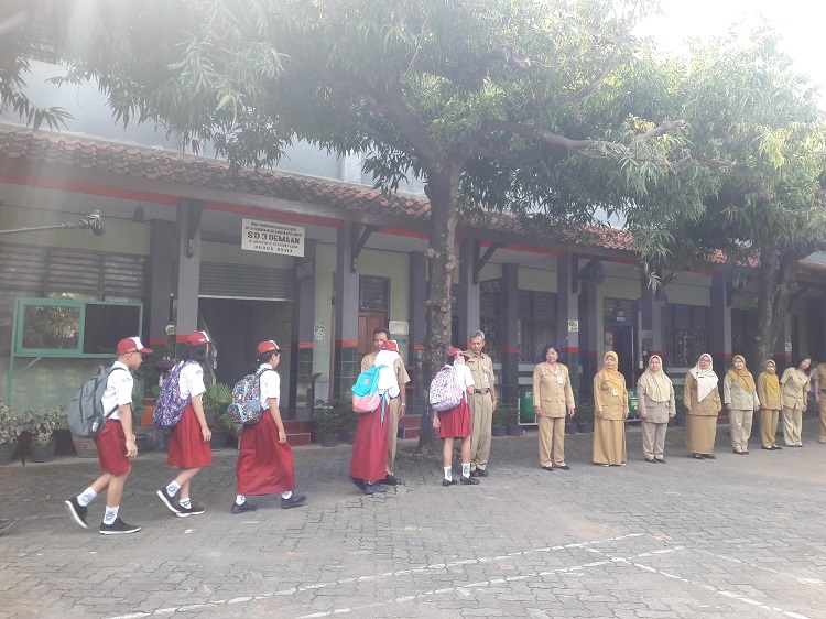 BERSALAMAN: Proses pembuatan video profil sekolah sebelum penilaian akreditasi beberapa saat lalu. (NISA HAFIZHOTUS SYARIFA/LINGKAR JATENG)