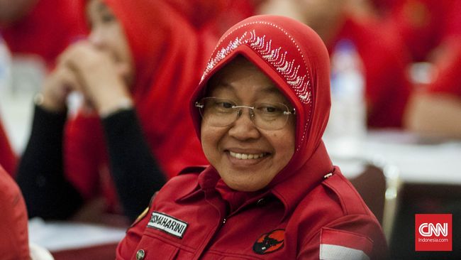 Wali Kota Surabaya Tri Rismaharini berangkat ke Jakarta Senin malam (21/12). Seiring isu penunjukan dirinya menjadi Menteri Sosial yang baru (ANTARA/LINGKAR.CO)