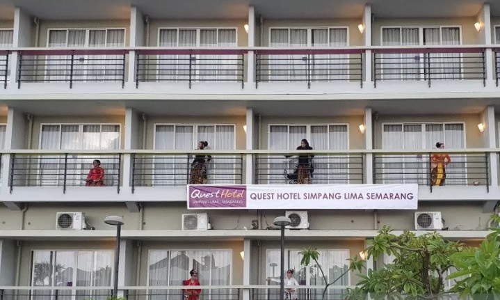 Pementasan Tari Kala Gadang di balkon kamar Hotel Quest Semarang oleh Sanggar Greget, Rabu (30/12). (ANTARA/LINGKAR.CO)