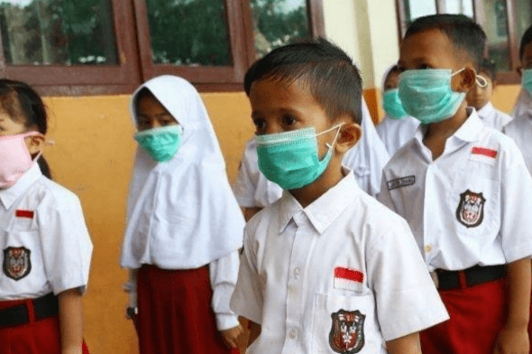 Enam Belas Murid di SDN 50 Buton Dihukum Oleh Oknum Guru Makan Sampah. ISTIMEWA/LINGKAR.CO