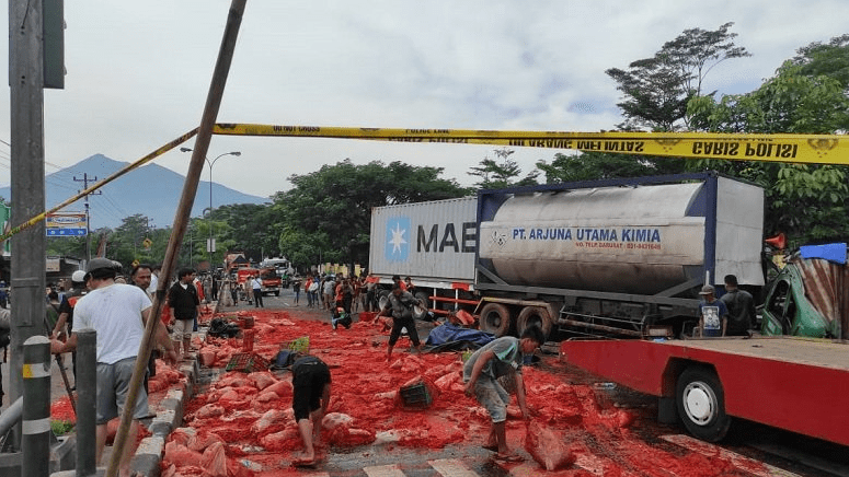 Kecelakaan Beruntun di Jalan Lingkar Salatiga, Senin (3/1/2022). ISTIMEWA/Lingkar.co