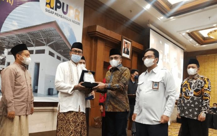 Sekjen PPP Arwani Thomafi serah terima Sarana Prasarana Sanitasi di Lembaga Pendidikan Keagamaan (LPK) Gelombang IV di Semarang, Kamis (27/1/2022). ISTIMEWA/LINGKAR.CO