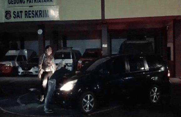 Seorang oknum polisi di grebek istri sahnya saat sedang bersama Wanita lain. ISTIMEWA/Lingkar.co