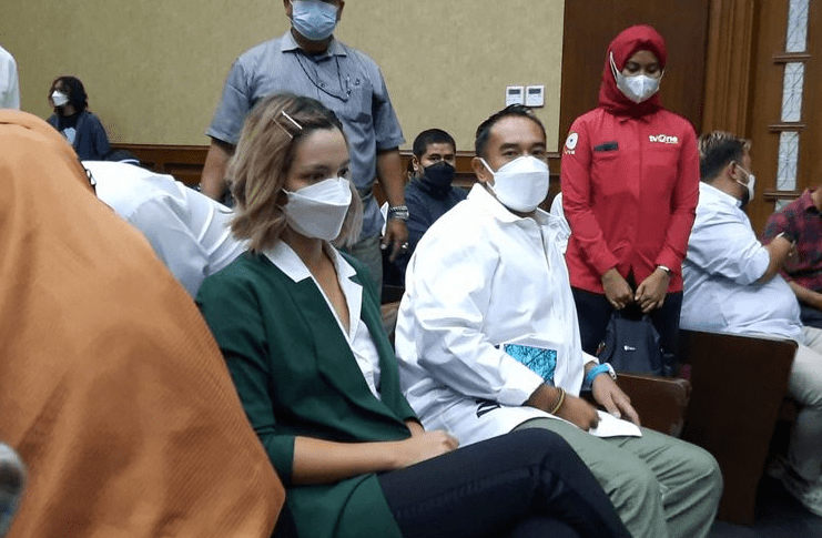 Nia Ramadhani dan Ardi Bakrie saat Menjalani Sidang Atas Kasus Penyalahgunaan Narkotika Jenis Sabu, Selasa (11/1/2022). ISTIMEWA/Lingkar.co