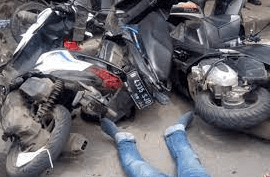 Beberapa Sepeda Motor dan Korban Tergeletak di Jalan Usai Kecelakaan di Jalan Raya TB Simatupang di depan Cilandak Town Square (Citos), Jakarta Selatan, Rabu (12/1/2022). ISTIMEWA/Lingkar.co