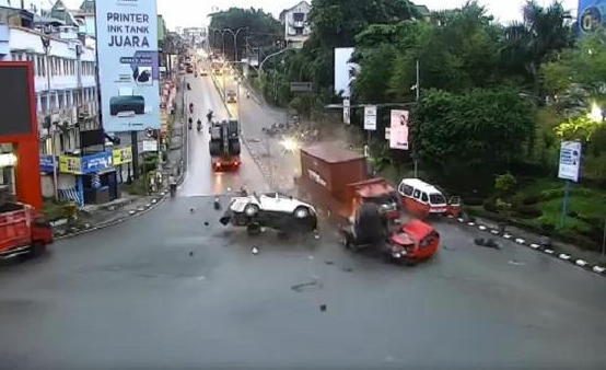 Tangkapan Layar Rekaman CCTV Simpang Muara Rampak saat Kecelakaan Maut, Jumat (21/1/2022). ISTIMEWA/Lingkar.co