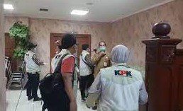 Petugas KPK Saat Menggeledah Sejumlah Ruang Kantor di Pemerintahan Kabupaten Penajam, Senin (17/1/2022). ISTIMEWA/Lingkar.co