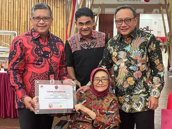 Penyerahan sertifikat oleh Sekertaris Jendral (Sekjen) DPP PDIP Hasto Kristiawan kepada Tumbu Saraswati. Dok Pribadi/Lingkar.co