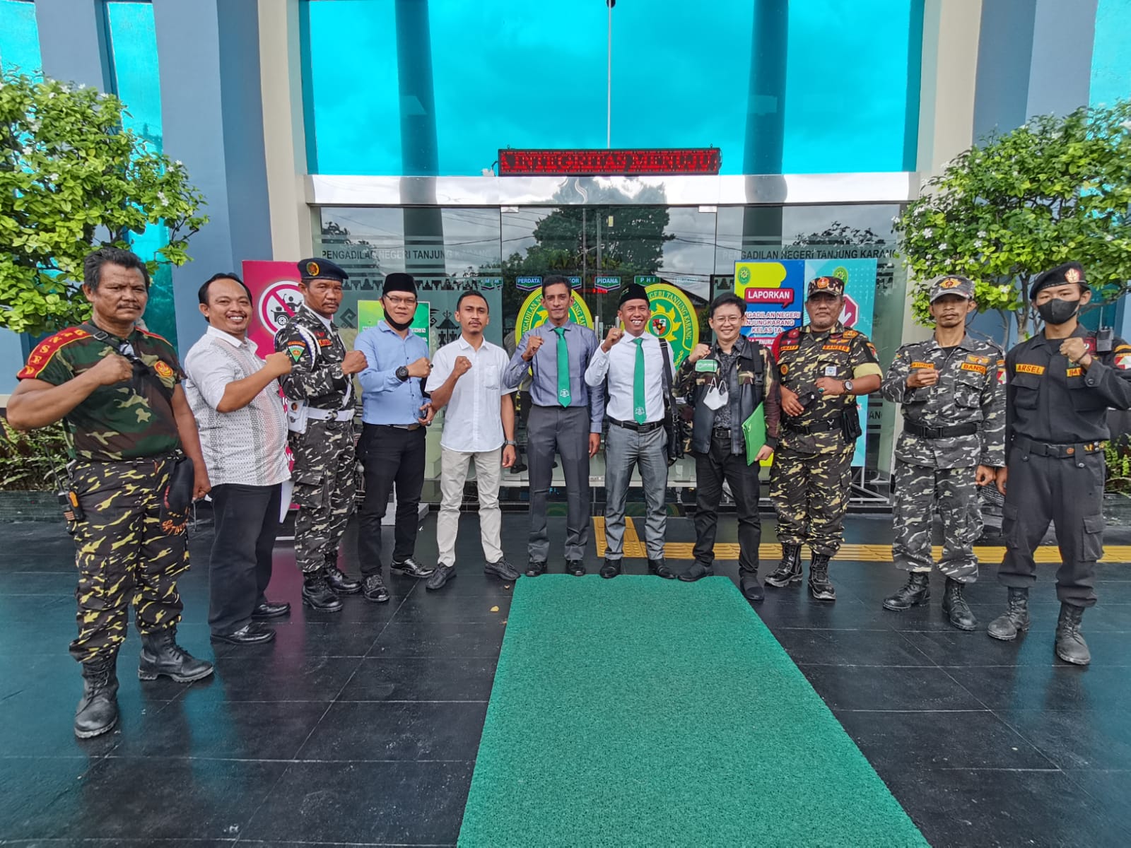 Tim Kuasa Hukum KH Miftachul Akhyar dari Advokat LBH Ansor dikawal oleh tim Banser di Pengadilan Negeri Tanjung Karang. Dok. Pribadi/Lingkar.co