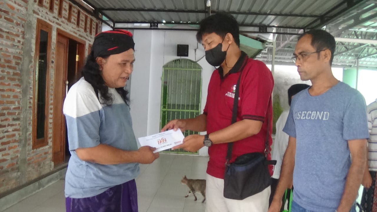 Pewarta Kabupaten Purworejo membagikan 50 paket sembako di Panti Asuhan Muhammadiyah Kaligesing, Purworejo, Sabtu (5/2/2022).dok pribadi/ROH/LINGKAR.CO