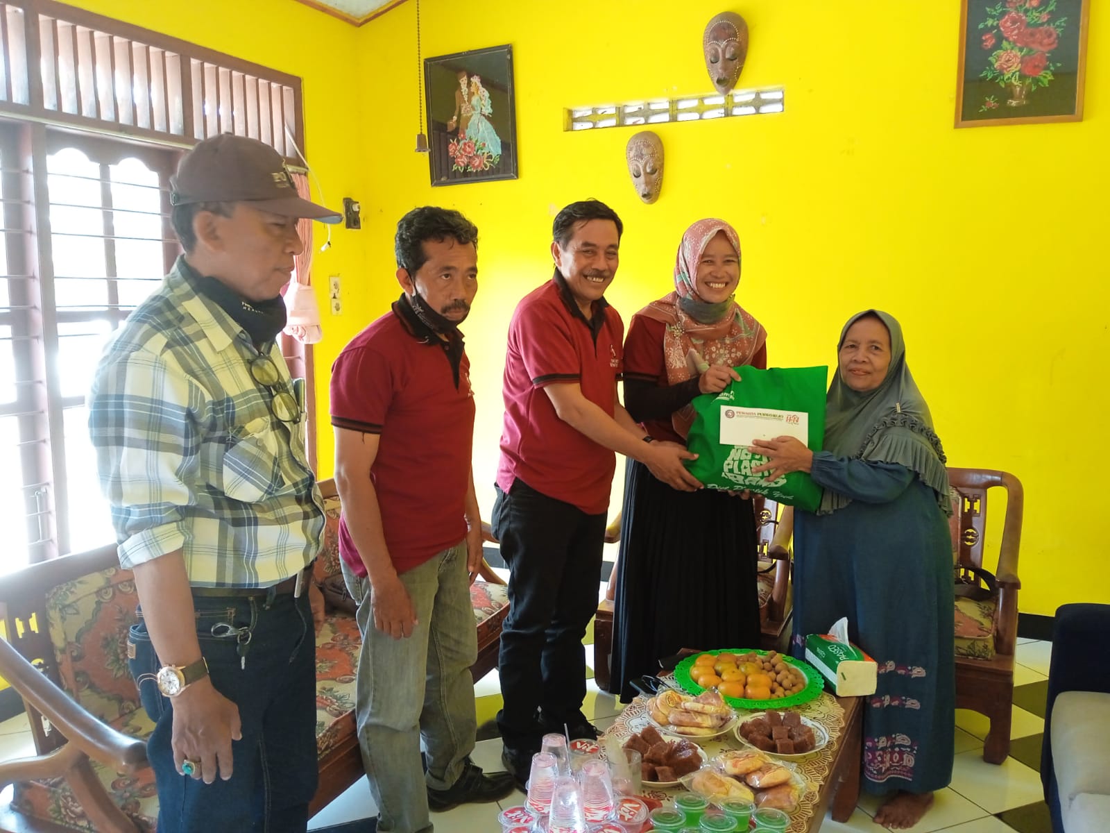sejumlah wartawan dari berbagai media di Kabupaten Purworejo melakukan anjangsana dan pemberian tali asih kepada pihak keluarga. dok pribadi/ROH/LINGKAR.CO