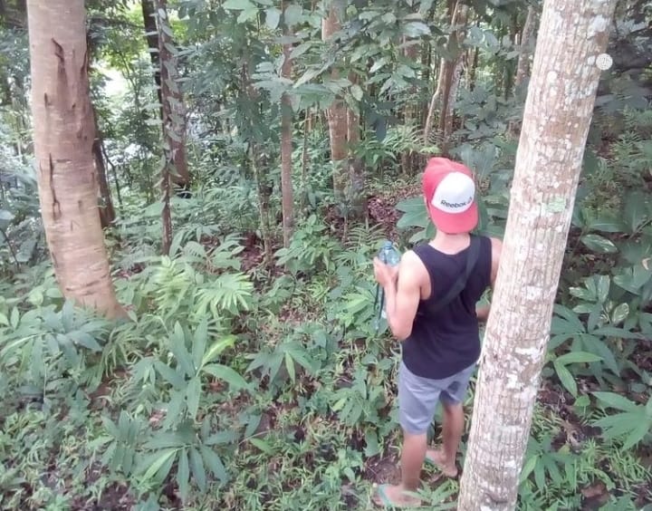 Seorang warga Desa Wadas yang tengah bersembunyi di hutan sesaat setelah kericuhan yang terjadi di Desanya beberapa waktu lalu. ROHADI/Lingkar.co