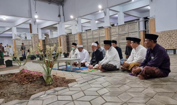 Sekretaris Jenderal DPP PPP, Arwani Thomafi ziarah ke kompleks pemakaman para pendiri dan sesepuh Pondok Pesantren Lirboyo di Kediri, Jawa Timur, Senin (21/2/2022) malam. dok pribadi/ MUHAMMAD IDRIS/LINGKAR.CO