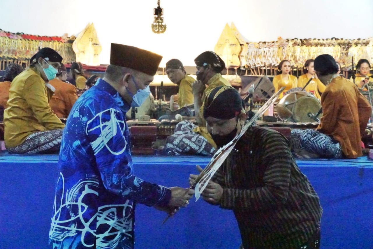 penyerahan wayang kulit kepada dalang Ki Sunarpo Guno Prayitno oleh Bupati Purworejo RH Agus Bastian SE MM. dok pribadi/ACHMAD ROHADI/LINGKAR.CO