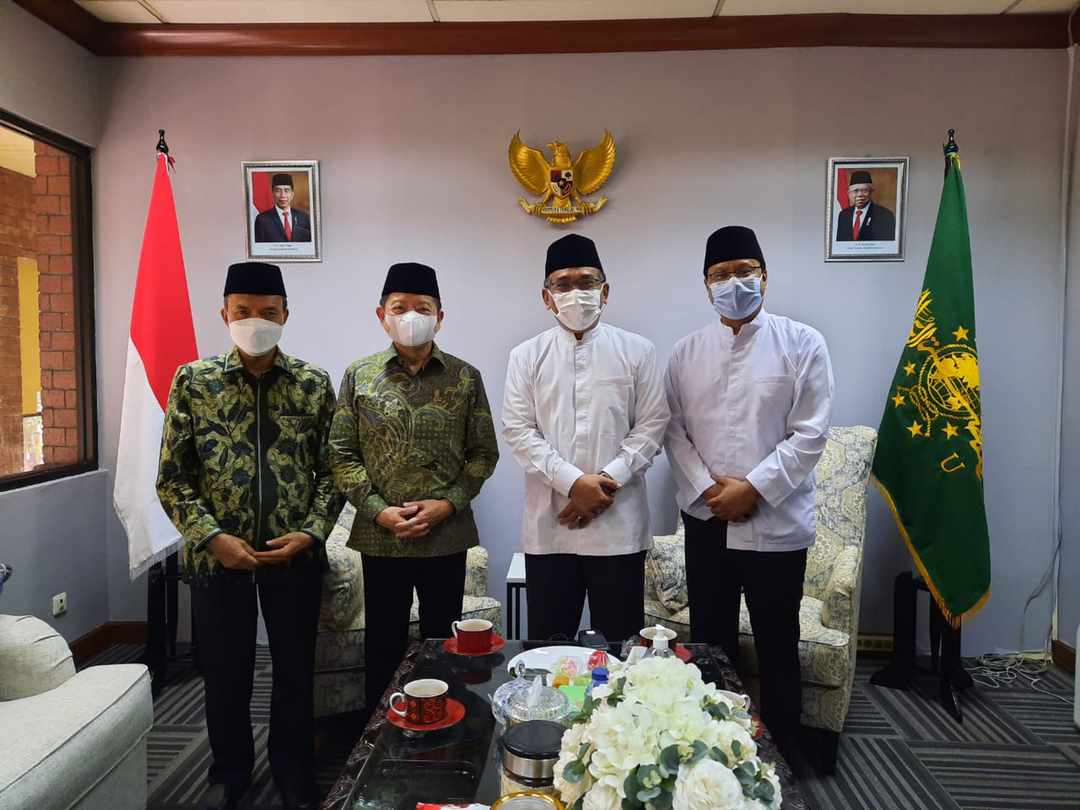 Suharso Monoarfa bersama Ketua Umum PBNU Yahya Cholil Staquf, Sekretaris Jenderal Saifullah Yusuf beserta jajaran PBNU lainnya. MUHAMMAD IDRIS/LINGKAR.CO