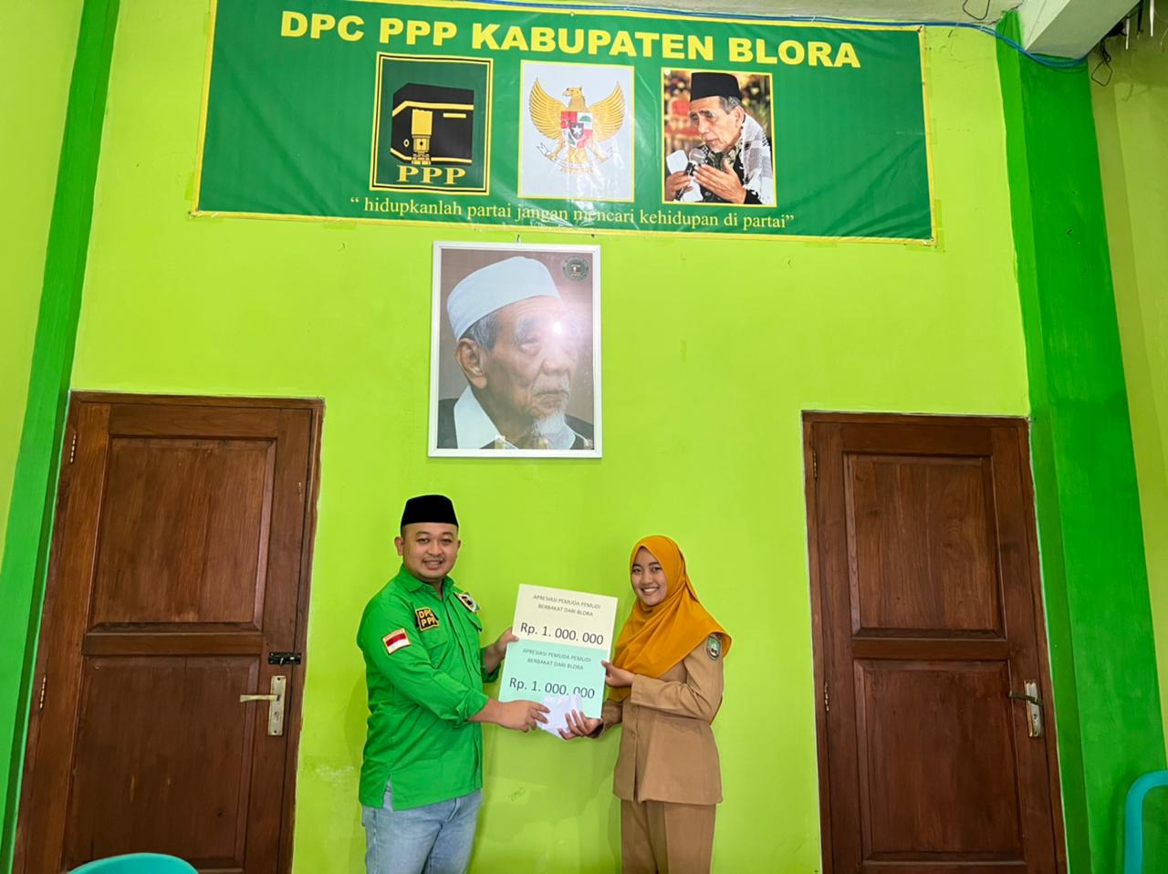 Ketua Dewan Pimpinan Cabang PPP Blora, M. Ahmad faishol Najib mengapresiasi terpilihnya Jelsa Marreta Desviara (20) sebagai pemenang Ajang Duta Muslimah Preneur Jawa Tengah 2022. dok pribadi/MUHAMMAD IDRIS/LINGKAR.CO