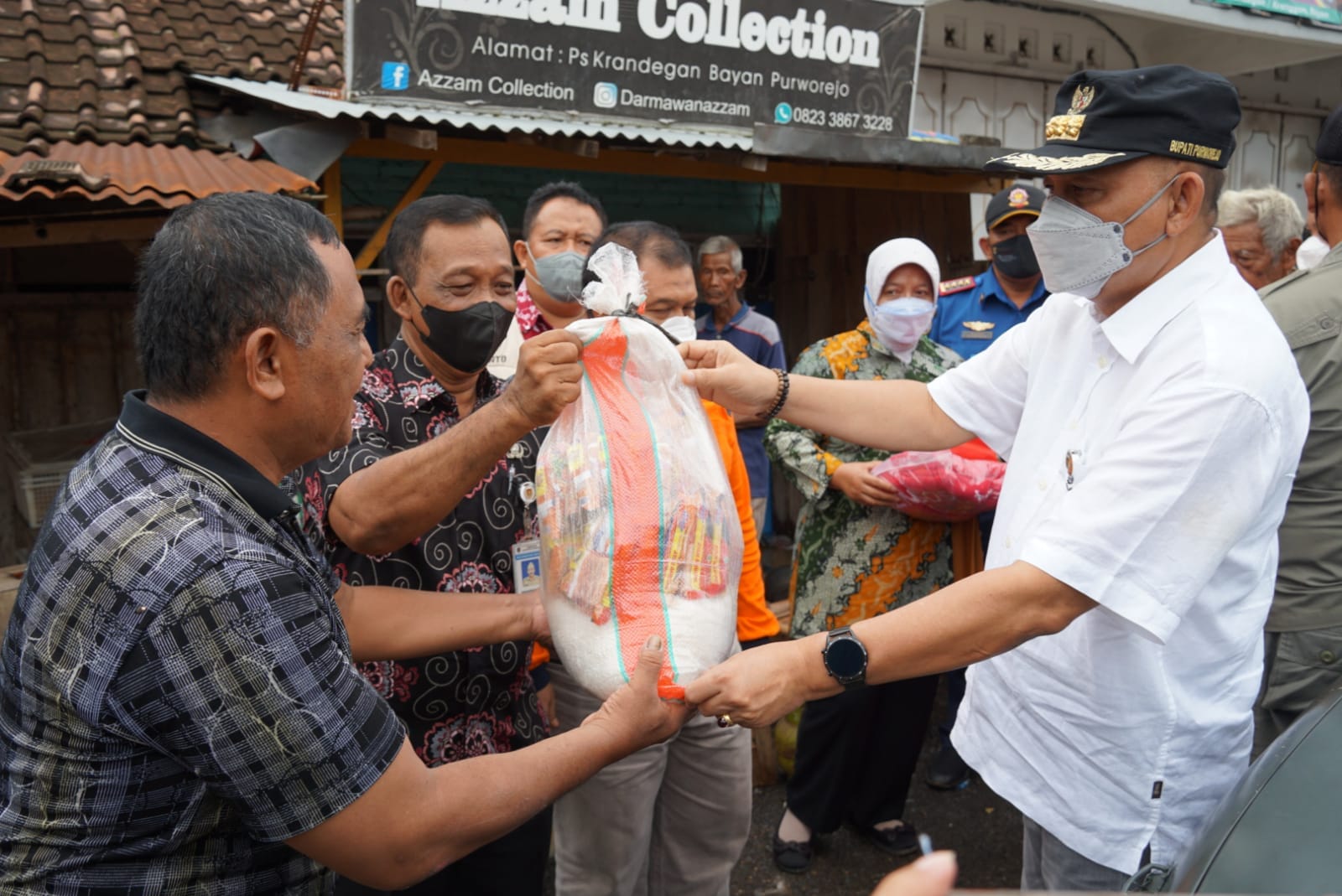 Bupati RH AGus BAstian saat menyerahkan bantuan sembako kepada warga terdampak banjir di Purworejo. dok pribadi/ACHMAD ROHADI/LINGKAR.CO