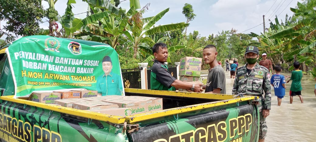Sekretaris Jenderal (Sekjen) DPP PPP Arwani Thomafi menyalurkan bantuan untuk warga terdampak banjir di Desa Cengkrong Kecamatan Purwodadi, Kabupaten Grobogan. Rabu, (16/3/2022). dok pribadi/Muhammad Idris/Lingkar.co