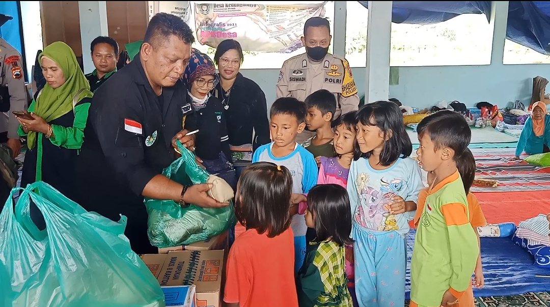 Penyerahan makanan siap santap oleh Brimob, Forum Jurnalis Purworejo (FJP) dan GMPUR, Jum'at (18/3). Dok/Achmad Rohadi/Lingkar.co