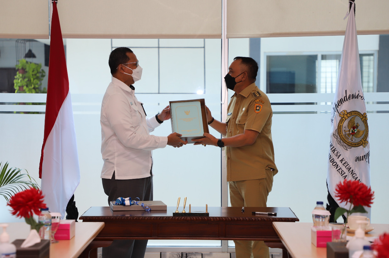 Bupati Purworejo RH Agus Bastian SE MM menyerahkan LKPD Unaudited Tahun 2021 kepada BPK Jateng. Dok/Achmad Rohadi/Lingkar.co