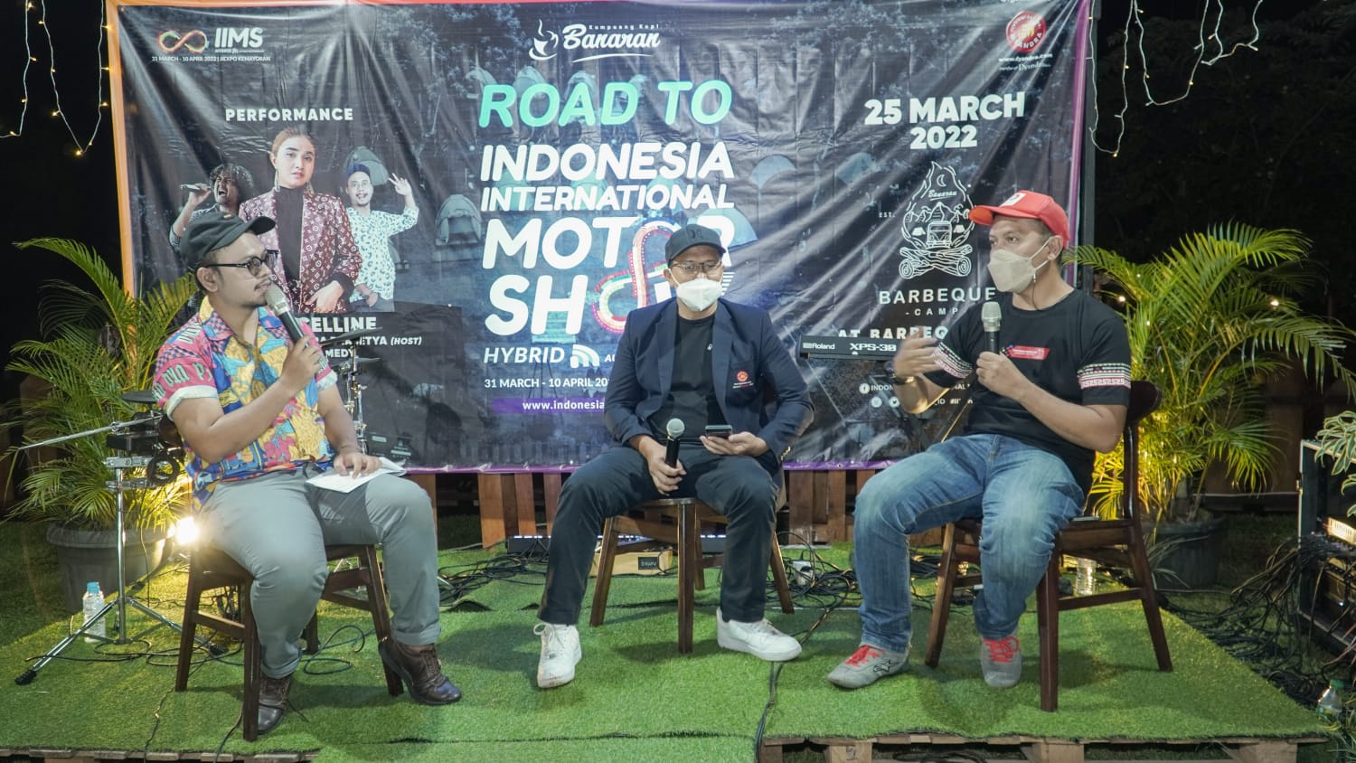 Rumpoko Hadi (tengah) Direktur Dyadra Banaran Nusantara dan Gubernur FK3O Jawa Tengah Ari Sinyo (kanan) saat acara Road to IIMS 2022 di Kampoeng Kopi Banaran, Jumat (25/3/2022). ARIF FEBRIYANA/LINGKAR.CO