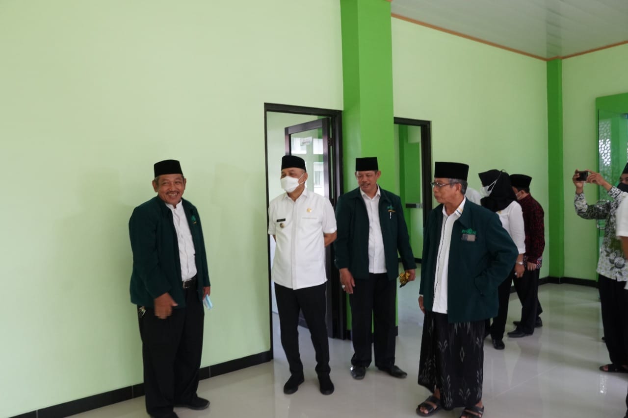 RH Agus Bastian SE MM meninjau gedung baru. Dok/Achmad Rohadi/Lingkar.co
