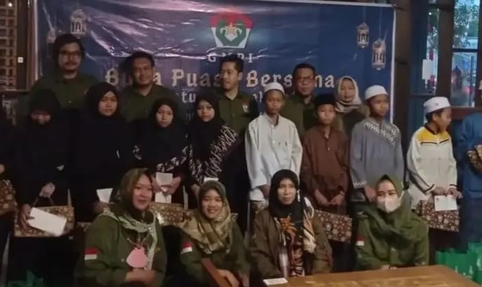 Pengurus GMPI Jawa Tengah saat acara santunan kepada anak yatim di Resto Rodjo Semarang, Selasa (19/04/2022). FARID/Lingkar.co