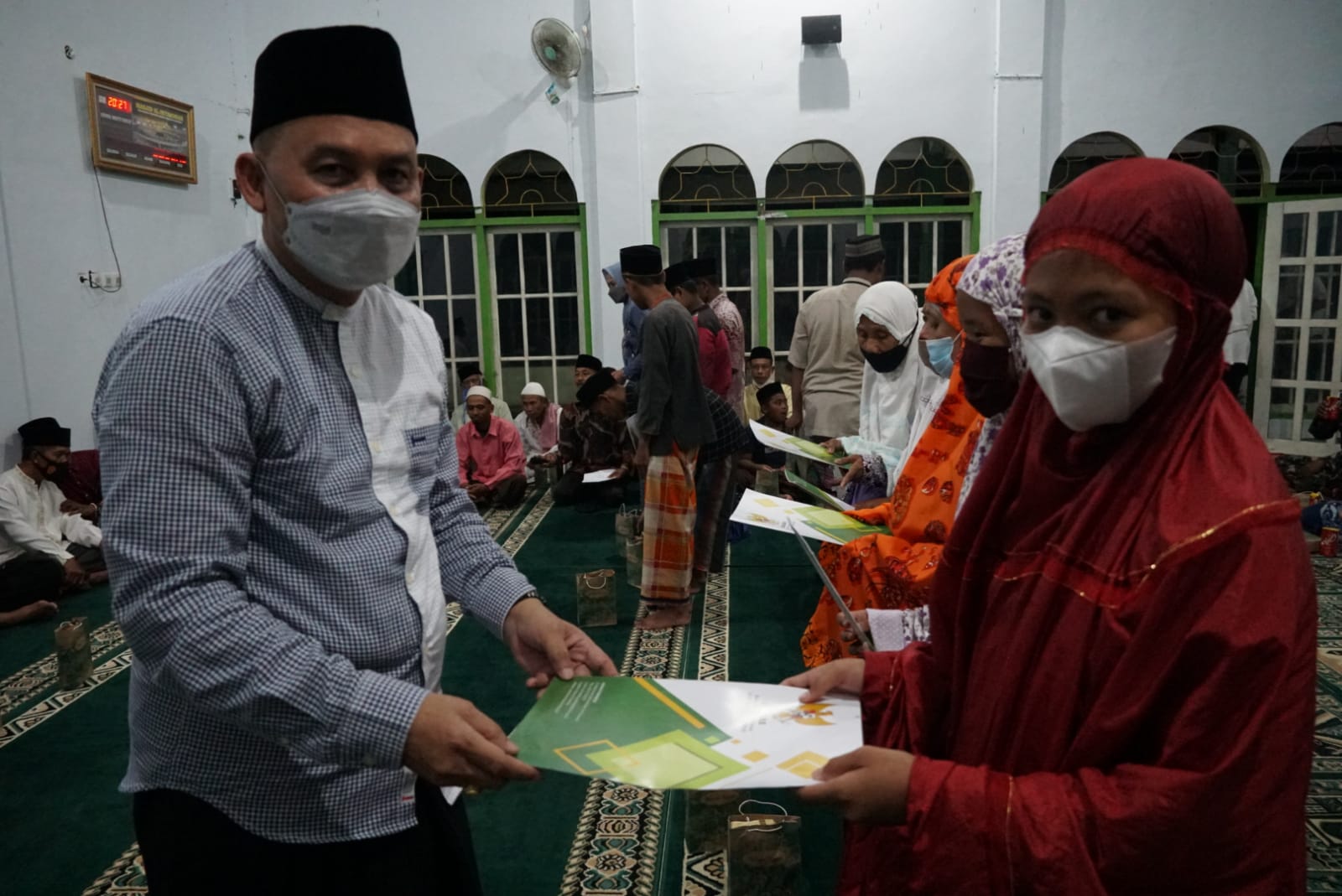 Bupati RH Agus Bastian SE MM saat memberikan bingkisan ke yatim piatu di Masjid Al-Istiqomah Desa Rasukan Kecamatan Ngombol, Kabupaten Purworejo. dok pribadi/Achmad Rohadi/LINGKAR.CO